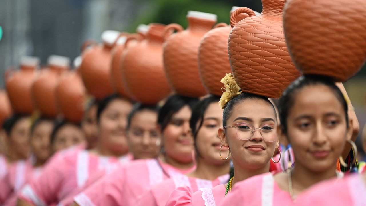 Estudiantes salvadoreños participan en un desfile para conmemorar los 204 años de la independencia de El Salvador en San Salvador. | Foto:MARVIN RECINOS / AFP