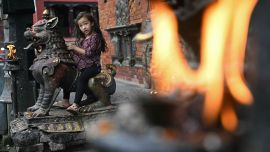 Una niña juega en la Plaza Durbar de Bhaktapur, a las afueras de Katmandú. Las protestas, desatadas por la prohibición de las redes sociales y que alimentaban los problemas económicos de larga data, comenzaron el 8 de septiembre y se intensificaron rápidamente, con el parlamento y edificios gubernamentales clave incendiados. Fueron los peores disturbios desde el fin de una década de guerra civil y la abolición de la monarquía en 2008.
