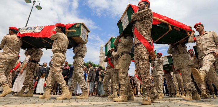 Combatientes leales a los hutíes de Yemen portan ataúdes durante el funeral de los periodistas militares hutíes, fallecidos la semana anterior en un ataque aéreo israelí, frente a la Gran Mezquita de Saleh, en Saná, la capital bajo control de los hutíes.