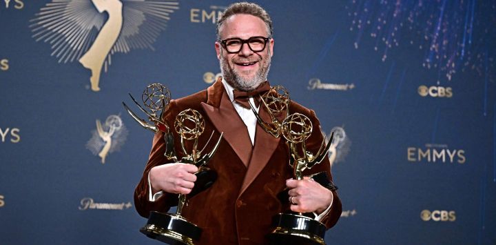 El actor canadiense-estadounidense Seth Rogen posa en la sala de prensa con los premios a Mejor Guion en una Serie de Comedia, Mejor Dirección en una Serie de Comedia, Mejor Actor Principal en una Serie de Comedia y Mejor Serie de Comedia por "The Studio" durante la 77.ª edición de los Premios Primetime Emmy en el Teatro Peacock de LA Live en Los Ángeles.