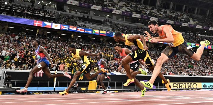 El atleta estadounidense Cordell Tinch, el jamaiquino Orlando Bennett, el japonés Rachid Muratake, el jamaiquino Tyler Mason y el español Enrique Llopis cruzan la línea de meta en la final masculina de 110 metros vallas durante el Campeonato Mundial de Atletismo en Tokio.