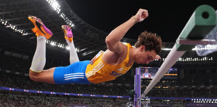 El atleta sueco Armand Duplantis compite en la final masculina de salto con pértiga durante el Campeonato Mundial de Atletismo en Tokio.