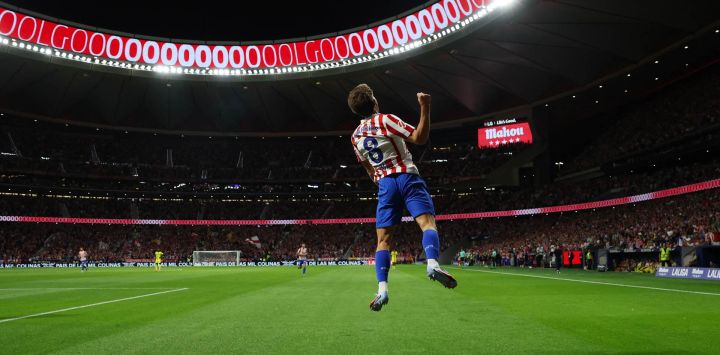 El centrocampista español del Atlético de Madrid, Pablo Barrios, celebra tras anotar su primer gol durante el partido de la liga española entre el Club Atlético de Madrid y el Villarreal CF en el Estadio Metropolitano de Madrid.