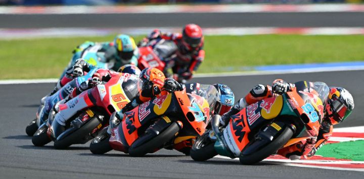 El piloto español de Moto3 del equipo Red Bull KTM Tech3, José Antonio Rueda (der.), lidera al piloto argentino de Moto3 del equipo Red Bull KTM Tech3, Valentín Perrone (centro), y al piloto australiano de Moto3 del equipo LEVEL UP - MTA, Joel Kelso (izq.), durante la carrera de Moto3 como parte del GP de San Marino de Moto3 en el Circuito Mundial de Misano Marco Simoncelli, en Misano Adriatico, norte de Italia.