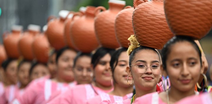 Estudiantes salvadoreños participan en un desfile para conmemorar los 204 años de la independencia de El Salvador en San Salvador.