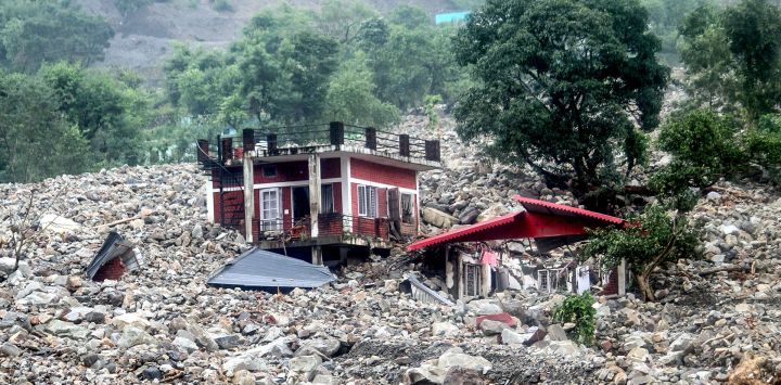 Un edificio residencial es golpeado por rocas tras un chaparrón luego de las fuertes lluvias en la región de Sahastradhara de Dehradun, en el estado indio de Uttarakhand.