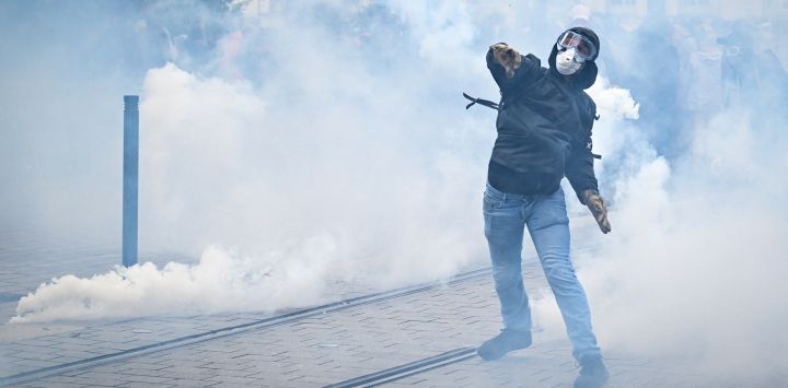 Un manifestante lanza una bomba de gas lacrimógeno contra la policía durante una manifestación en Nantes, en el marco del movimiento de protesta "Bloquons tout" ("Bloqueémoslo todo").