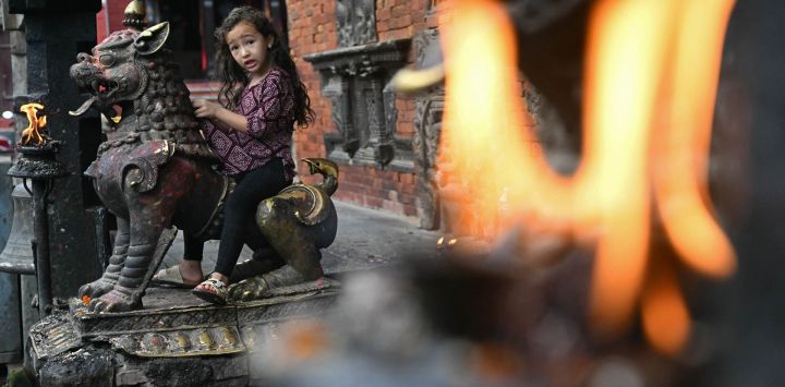 Una niña juega en la Plaza Durbar de Bhaktapur, a las afueras de Katmandú. Las protestas, desatadas por la prohibición de las redes sociales y que alimentaban los problemas económicos de larga data, comenzaron el 8 de septiembre y se intensificaron rápidamente, con el parlamento y edificios gubernamentales clave incendiados. Fueron los peores disturbios desde el fin de una década de guerra civil y la abolición de la monarquía en 2008.