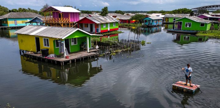 Vista aérea muestra a un hombre navegando en el pueblo de Nueva Venecia, en la Ciénaga Grande de Santa Marta, al norte de Colombia.
