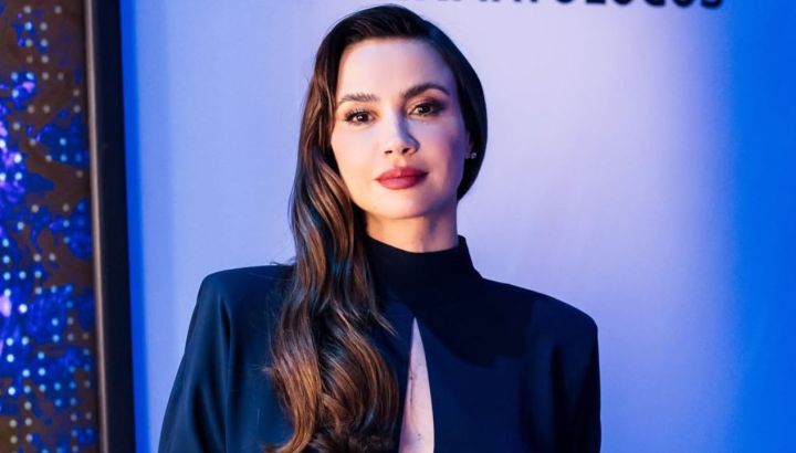 Transparencias y brillos: Celeste Cid impactó con su look total blue en la noche porteña