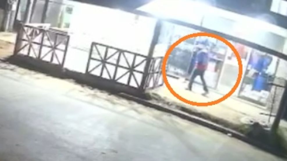 El abusador quedó captado por las cámaras de seguridad. 