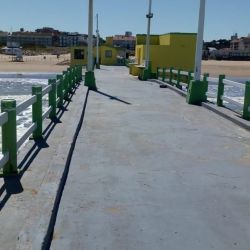 Aunque todo el año son alternativa de pesca, los muelles ganan mayores adeptos en los meses más cálidos.