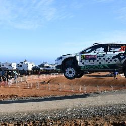 El piloto búlgaro Nikolay Gryazin y su copiloto kirguiso Konstantin Aleksandrov compiten en su Skoda Fabia FS WRC2 durante el tercer día del Rally Chile Bio Bio en Concepción, Chile. | Foto:GUILLERMO SALGADO / AFP