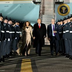 El presidente de Estados Unidos, Donald Trump y la primera dama, Melania Trump, desembarcan del Air Force One tras aterrizar en el aeropuerto de Stansted, al este de Inglaterra. | Foto:ANDREW CABALLERO-REYNOLDS / AFP