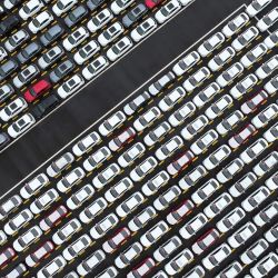 Esta imagen muestra automóviles en un puerto de Lianyungang, en la provincia oriental china de Jiangsu. | Foto:AFP