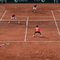 Imagen de Tomás Barrios Vera de Chile, compitiendo durante el partido de dobles correspondiente a las eliminatorias de la Copa Davis ante Alex Knaff y Raphel Calzi, de Luxemburgo, celebrado en el Court Central Anita Lizana del Estadio Nacional de Chile, en Santiago, capital de Chile. | Foto:Xinhua/Jorge Villegas