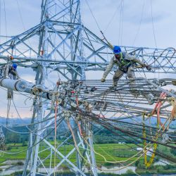 Imagen tomada con un dron de trabajadores realizando tareas de cableado para el proyecto de transmisión de corriente continua de ultra alta tensión de ±800 kV entre Gansu y Zhejiang, en el distrito de Nanling, en Wuhu, en la provincia de Anhui, en el este de China. | Foto:Xinhua/Liu Junxi