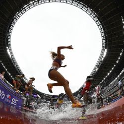 Las atletas compiten en las series de 3000 m obstáculos femeninos durante el Campeonato Mundial de Atletismo en Tokio. | Foto:Ben Stansall / AFP