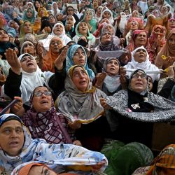 Los devotos musulmanes reaccionan cuando un sacerdote exhibe una reliquia que se cree es un cabello de la barba del profeta Mahoma el último día del Eid-e-Milad-un-Nabi, que marca el aniversario del nacimiento del Profeta, en el Santuario Hazratbal en Srinagar, India. | Foto:TAUSEEF MUSTAFA / AFP