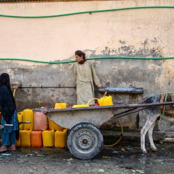 Niños afganos llenan bidones de agua en un grifo público en el distrito de Dand, provincia de Kandahar. | Foto:Sanaullah Seiam / AFP
