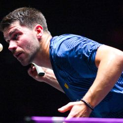 Patrick Franziska, de Alemania, sirve la pelota durante el partido de cuartos de final de individuales masculinos ante Hugo Calderano, de Brasil, en el Campeonato Mundial de Tenis de Mesa (WTT) Macao 2025, en Macao, en el sur de China. | Foto:Xinhua/Cheong Kam Ka