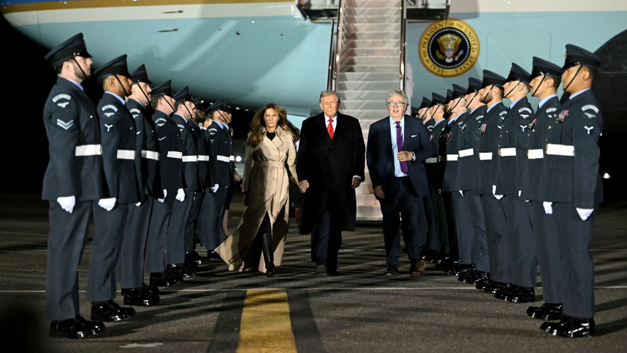 El presidente de Estados Unidos, Donald Trump y la primera dama, Melania Trump, desembarcan del Air Force One tras aterrizar en el aeropuerto de Stansted, al este de Inglaterra. | Foto:ANDREW CABALLERO-REYNOLDS / AFP