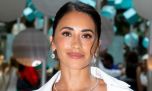 Total white y estilo griego: Antonela Roccuzzo deslumbró con su original vestido