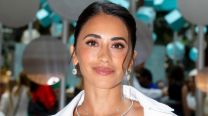 Total white y estilo griego: Antonela Roccuzzo deslumbró con su original vestido