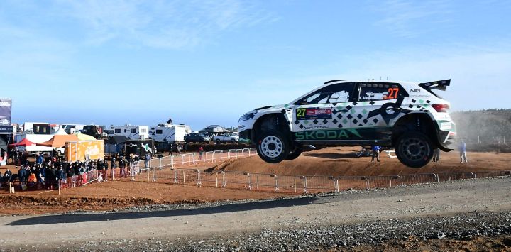 El piloto búlgaro Nikolay Gryazin y su copiloto kirguiso Konstantin Aleksandrov compiten en su Skoda Fabia FS WRC2 durante el tercer día del Rally Chile Bio Bio en Concepción, Chile.