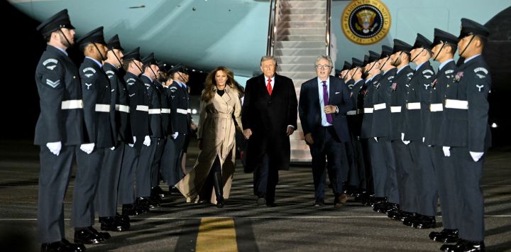 El presidente de Estados Unidos, Donald Trump y la primera dama, Melania Trump, desembarcan del Air Force One tras aterrizar en el aeropuerto de Stansted, al este de Inglaterra.