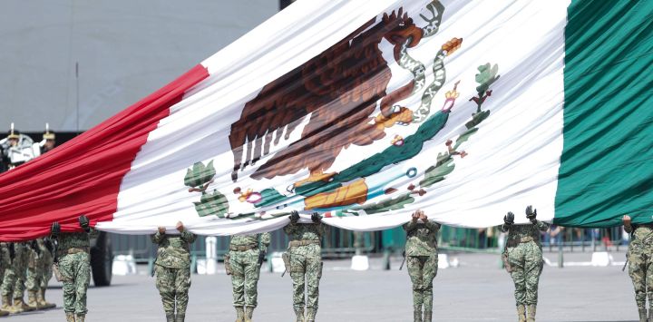 Elementos del Ejército mexicano participan en el Desfile Cívico Militar en conmemoración del 215 aniversario de la Independencia de México, en la Ciudad de México, capital de México.