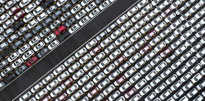 Esta imagen muestra automóviles en un puerto de Lianyungang, en la provincia oriental china de Jiangsu.
