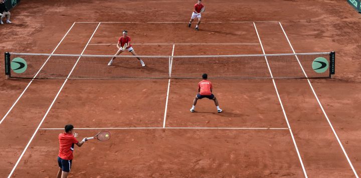 Imagen de Tomás Barrios Vera de Chile, compitiendo durante el partido de dobles correspondiente a las eliminatorias de la Copa Davis ante Alex Knaff y Raphel Calzi, de Luxemburgo, celebrado en el Court Central Anita Lizana del Estadio Nacional de Chile, en Santiago, capital de Chile.