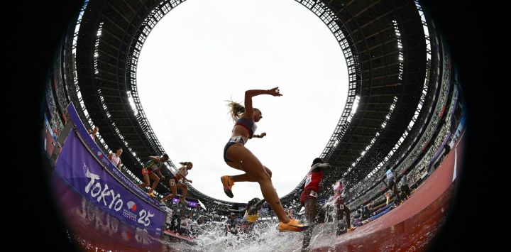 Las atletas compiten en las series de 3000 m obstáculos femeninos durante el Campeonato Mundial de Atletismo en Tokio.