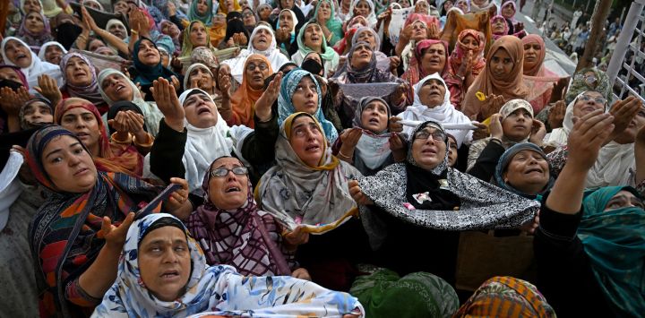 Los devotos musulmanes reaccionan cuando un sacerdote exhibe una reliquia que se cree es un cabello de la barba del profeta Mahoma el último día del Eid-e-Milad-un-Nabi, que marca el aniversario del nacimiento del Profeta, en el Santuario Hazratbal en Srinagar, India.