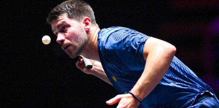 Patrick Franziska, de Alemania, sirve la pelota durante el partido de cuartos de final de individuales masculinos ante Hugo Calderano, de Brasil, en el Campeonato Mundial de Tenis de Mesa (WTT) Macao 2025, en Macao, en el sur de China.