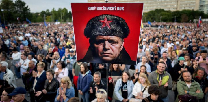 Una pancarta con la imagen del primer ministro eslovaco, Robert Fico, y la leyenda "Basta de bolcheviques rojos" es sostenida por participantes que protestan contra las medidas de recorte presupuestarias propuestas por el gobierno durante una manifestación contra el primer ministro nacionalista Fico en Bratislava.