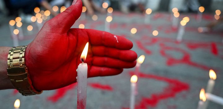 Una persona enciende velas durante un homenaje silencioso en el "Día Nacional de Luto" en honor a las víctimas de los enfrentamientos durante las recientes protestas, en el Mandala Maitighar de Katmandú, Nepal.