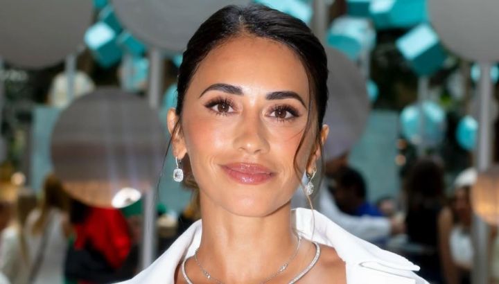 Total white y estilo griego: Antonela Roccuzzo deslumbró con su original vestido