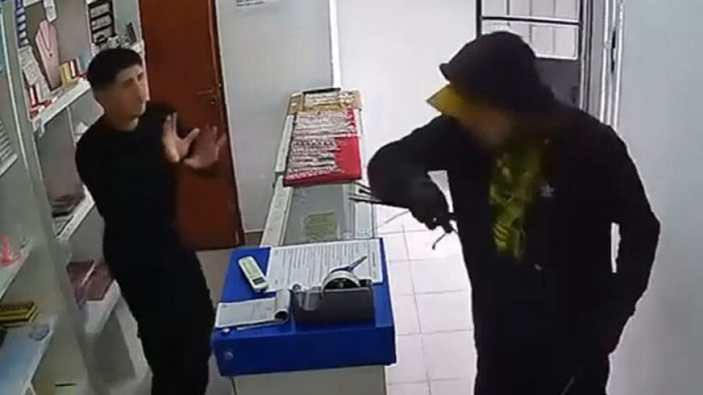 El intento de asalto quedó registrado por una cámara de seguridad. 