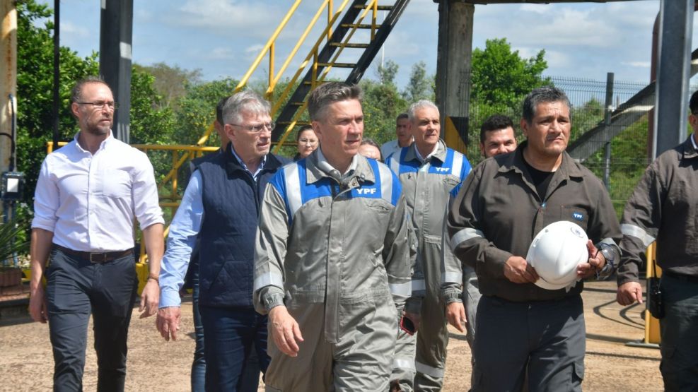 Un convoy de barcazas de combustibles arribó a la terminal de descargas que la empresa YPF