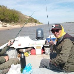 La zona cuenta con puntos de pesca legendarios como la desembocadura del arroyo Feliciano, la mítica Piedra Mora (de dimensiones desconocidas y, según la leyenda, un meteorito), el Islote de los Chanchos, Puerto Buey y las desembocaduras de los arroyos, que suelen aportar especies forrajeras como mojarras, sabalitos y coluditas.