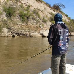 La zona cuenta con puntos de pesca legendarios como la desembocadura del arroyo Feliciano, la mítica Piedra Mora (de dimensiones desconocidas y, según la leyenda, un meteorito), el Islote de los Chanchos, Puerto Buey y las desembocaduras de los arroyos, que suelen aportar especies forrajeras como mojarras, sabalitos y coluditas.