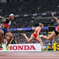 (De izq. a der.) La atleta nigeriana Tobi Amusan, la atleta estadounidense Grace Stark, la atleta polaca Pia Skrzyszowska y la atleta suiza Ditaji Kambundji cruzan la línea de meta mientras compiten en la final femenina de 100 m vallas durante el Campeonato Mundial de Atletismo en Tokio. | Foto:Jewel Samad / AFP