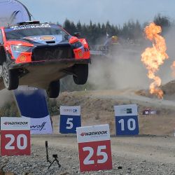 El piloto francés Adrien Fourmaux y su copiloto Alexandre Coria cruzan la línea de meta en su Hyundai i20 N Rally1 durante el WRC Rally Chile Bio Bio en Concepción, Chile. | Foto:GUILLERMO SALGADO / AFP