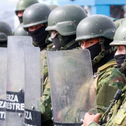 Elementos del Ejército ecuatoriano vigilan durante una protesta por la eliminación del subsidio al diésel, en Quito, capital de Ecuador. | Foto:Xinhua/Ricardo Landeta
