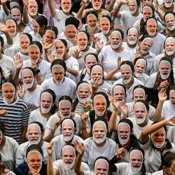 Estudiantes llevan mascarillas del primer ministro indio, Narendra Modi, para celebrar su 75.º cumpleaños, en Chandigarh, India. | Foto:AFP