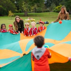La primera dama de Estados Unidos, Melania Trump, y la princesa Catalina de Gales, de Gran Bretaña, agitan un paracaídas lleno de pelotas con un grupo de chicos de la Asociación Scout en Frogmore Cottage, en la finca de Windsor, durante la segunda visita de Estado del presidente estadounidense Donald Trump. | Foto:Nathan Howard / POOL / AFP