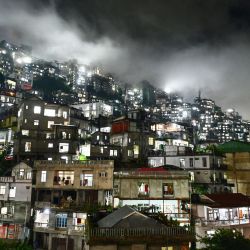 Nubes se ciernen sobre el cielo nocturno en Aizawl, capital del estado nororiental de Mizoram, India. | Foto:BIJU BORO / AFP
