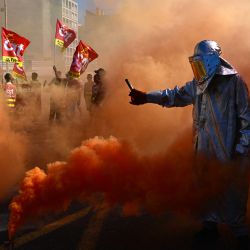Un manifestante enciende bengalas en Marsella, sureste de Francia, durante una jornada de huelgas y protestas a nivel nacional convocadas por los sindicatos contra el presupuesto nacional francés. | Foto:MIGUEL MEDINA / AFP